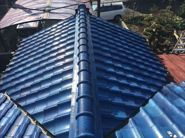 屋根が谷状になったところに谷板金